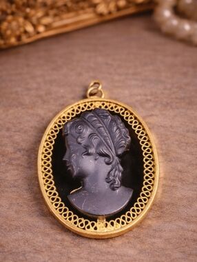 Vintage Black Onyx Cameo Pendant Brooch Gold Tone Filigree Lady Profile Carved